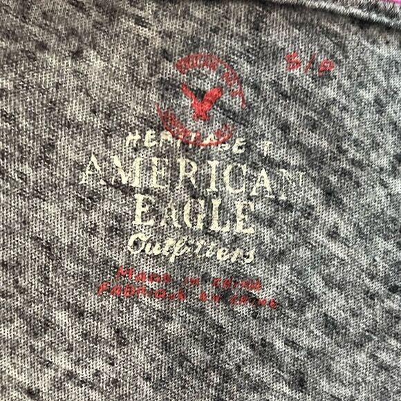 American Eagle Heathered Gray V-Neck Graphic T-Shirt Pink Short SleeveSize Small - Picture 3 of 5